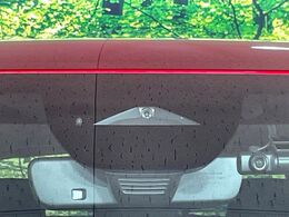 【i-ACTIVESENSE】走行中に前方の車両等を認識し、衝突しそうな時は警報とブレーキで衝突回避と被害軽減をアシスト。より安全にドライブをお楽しみいただけます。
