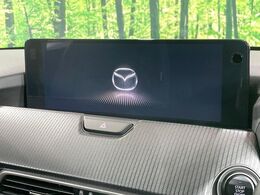 【12.3インチマツダコネクト】車内の雰囲気にマッチした大型ディスプレイ。スマホ接続でのナビ使用やBluetooth再生等、様々な機能が楽しめます。直感的なダイヤル操作が可能で、使い勝手も良好です。