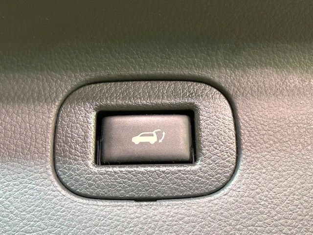 【パワーバックドア】スマートキーや運転席のボタンを押すだけでリアゲートが自動で開閉します！荷物を持っている時や、高い位置にあるバックドアを閉める際に便利な機能です♪