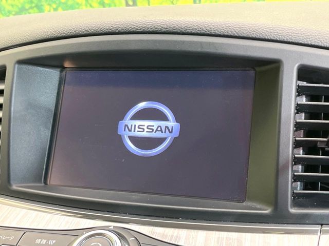 【メーカー純正ナビ】インテリアに溶け込むスタイリッシュな「専用設計」メーカーナビを装備♪視認性や操作性など基本性能にも優れ、より上質なカーライフをお楽しみいただけます。
