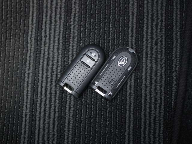 スマートキーも装備されていてお車の高額装備のひとつです！！カバンの中から鍵を探す手間もなくすぐに開閉できます！両手が荷物で塞がっている時や雨のときなど便利ですね！