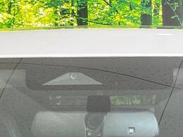【三菱e-Assist】走行中に前方の車両等を認識し、衝突しそうな時は警報とブレーキで衝突回避と被害軽減をアシスト。より安全にドライブをお楽しみいただけます。