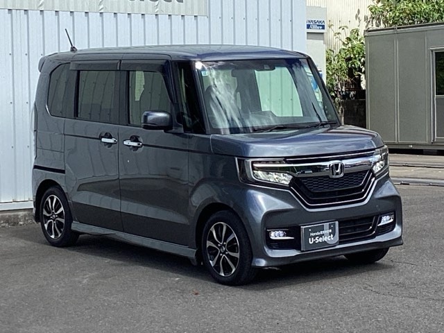 スライドドアなら狭い駐車場でもドアをぶつける心配がありません。ステップが低く乗り降りもしやすいです。