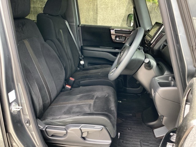 【ベンチシート】運転席と助手席の移動もスムーズ！狭い駐車場での乗り降りや、お子様の乗り降りにも便利です。座席の間にコンソールボックスやドリンクホルダーがないため、車内空間が広く感じます。