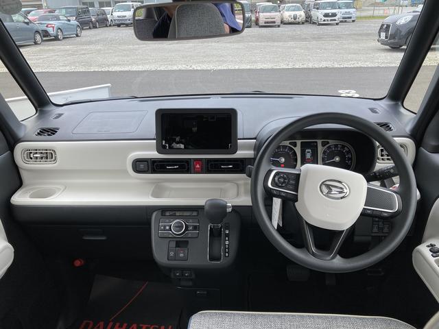 広々とした駐車場をご用意しておりますので、運転が苦手な方でもご安心ください。また、大型の屋根がございますので、雨に濡れることなくご移動できます。