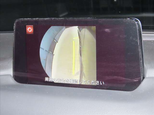 サイドカメラに切り替えると駐車時や狭い道路のすれ違いで、幅寄せ時のサイドの確認も安心です！