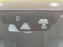 【スマートシティブレーキサポート】低速走行中に前方の車両等を認識し、衝突しそうな時は警報とブレーキで衝突回避と被害軽減をアシスト。より安全にドライブをお楽しみいただけます。