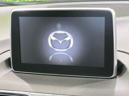 【マツダコネクトナビ】車内の雰囲気にマッチした一体型タイプのナビ。各種車輌設定やBluetooth再生等、様々な機能が楽しめます。直感的なダイヤル操作が可能で、使い勝手も良好です。