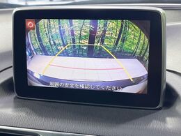 【バックカメラ】駐車時に後方がリアルタイム映像で確認できます。大型商業施設や立体駐車場での駐車時や、夜間のバック時に大活躍！運転スキルに関わらず、今や必須となった装備のひとつです！