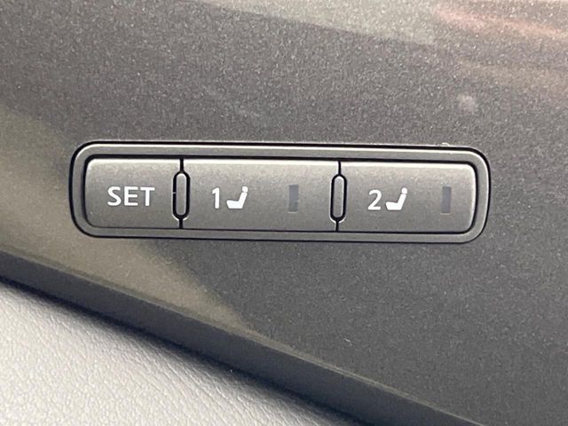 【メモリー機能付きパワーシート】ドライバーごとに設定したシート位置を記憶して、ボタン一つで切り替えできる便利な機能！運転する方が複数名いらっしゃるご家庭におすすめです♪