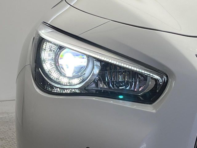 【LEDヘッドライト】悪天候や夜間走行時も良好な視界を確保し安心して運転できる高輝度LEDヘッドライトを装備！点灯速度が早く、消費電力も抑えられています。