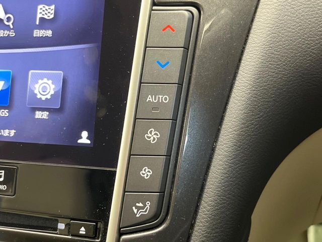【オートエアコン】一度お好みの温度に設定すれば、車内の温度を検知し風量や温度を自動で調整。暑い…寒い…と何度もスイッチ操作をする必要はありません。快適な車内空間には必須の機能ですね♪