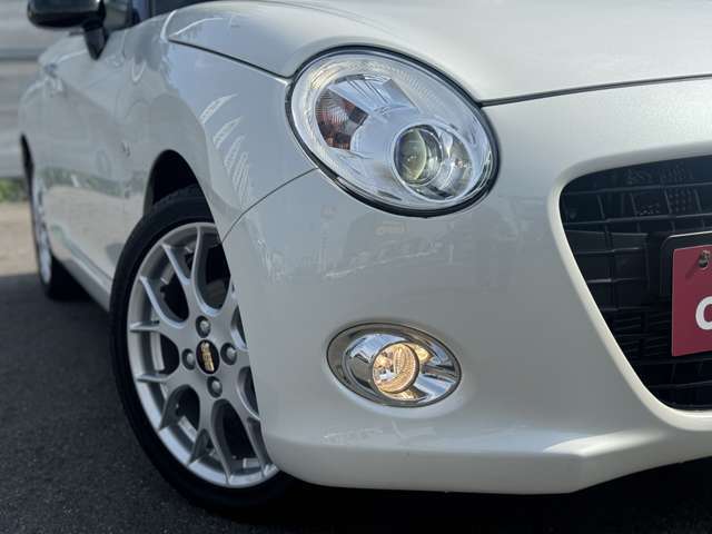 丸型LEDヘッドライトがクラシカルで愛らしいフロントフェイスを演出。限定モデルならではの個性が、ひと目で伝わるデザインです。