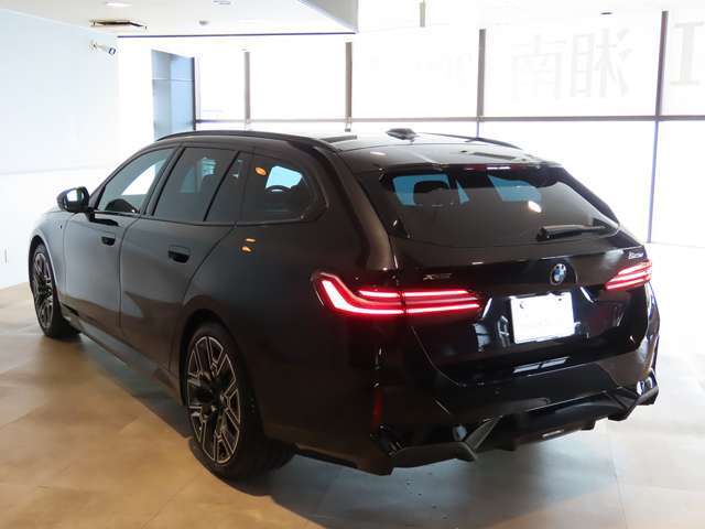 特徴的なL字型デザインの2分割リヤコンビネーション・ライトにはLEDテクノロジーを採用。それぞれにライティングエレメントが組み込まれています