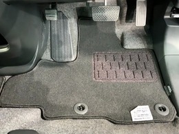 新品の純正フロアマット付きです。ドライブの際に気分良く乗って頂けます。