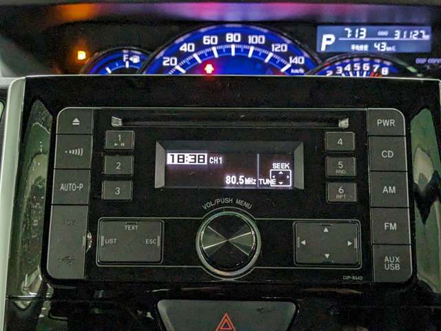 【純正オーディオ】　こちらのお車は純正のCDデッキがついてます！音楽を聴いて楽しいドライブはいかがでしょうか？