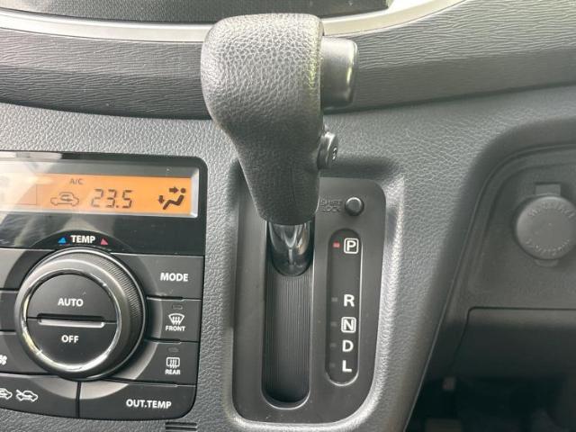 WECARSの展示場では実際に見て、触ってお車をお選びいただけます！知識の豊富な営業スタッフが様々なカーライフをご提案いたします！