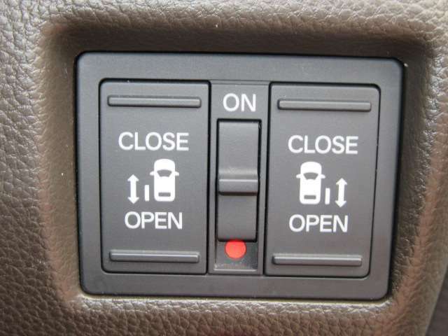 ハイトワゴン車だからこそ欲しいアイテム、電動ドアも両側に装備！運転席からも開閉操作が出来て便利なアイテムです！