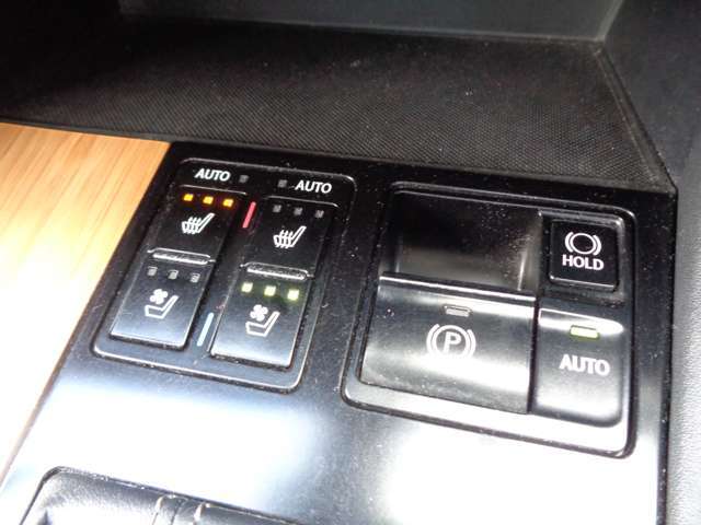 シートヒーターとベンチレーションがあり、夏や冬でも快適に運転できます♪