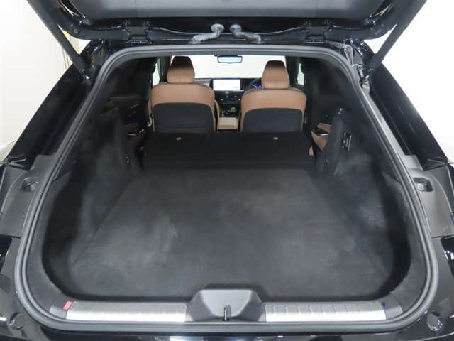 大きな開口幅で荷物を出し入れしやすいのが魅力のラゲージスペースです！リヤシートのシートバックの工夫で、更に積載容量が広くなり、よりたくさんの荷物の収納・長尺の荷物の収納が可能になります♪