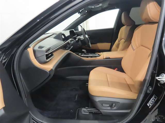 収納も便利で使いやすい。小物や大切な物をやさしく収納。カップホルダーの位置も使いやすいです♪