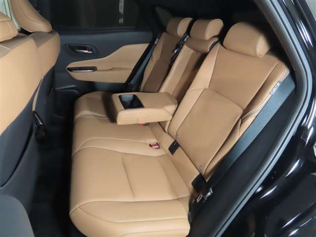 後席は、膝元に十分なスペースを確保！さらにフラットな後席フロアによって足元空間も広々として、ゆとりがあります！室内も専門のスタッフによる清掃済みでキレイです♪是非一度ご覧ください！