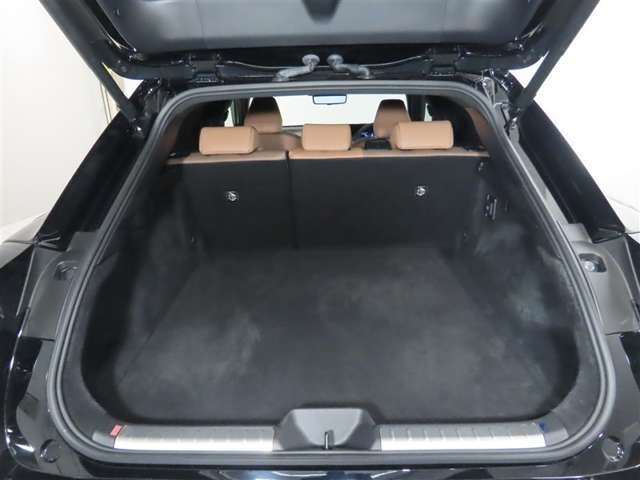 便利な6：4分割可倒式シートです。収納と乗車人数のバランスに優れています♪荷物の大きさに応じたラゲージスペースをフレキシブルに作り出せるので、シーンに応じた使い方ができます♪