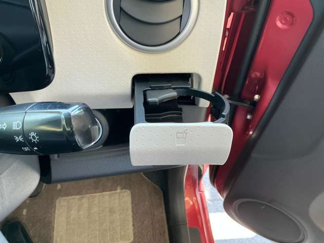 運転席・助手席にドリンクホルダーが付いてとっても便利です。