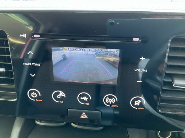 ディスプレイ付CD一体AM/FMラジオ＋バックビューモニターがついて、車庫入れもラクラクです。