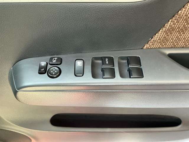 電動格納ドアミラースイッチがあるので、狭い道路も安心して運転出来ます。