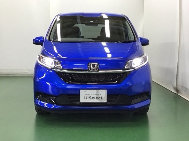 LEDヘッドライトを装備しています。LEDヘッドライトはとても明るく、雨の日や夜間走行も安全・安心です。オートライトコントロール付きで周囲の明るさに応じて自動で点灯・消灯します