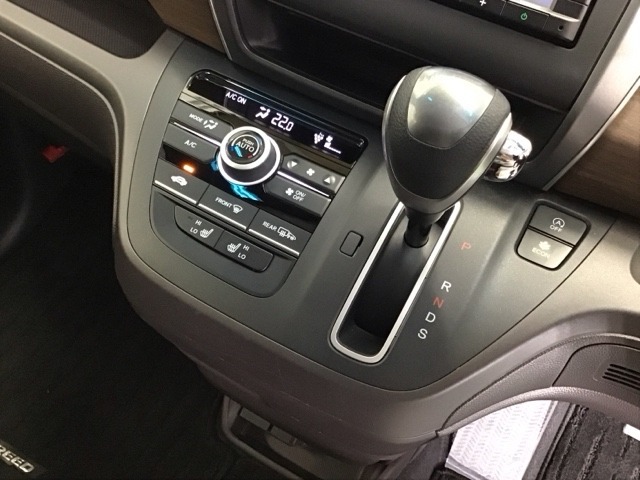 発進時から滑らかに加速する無段階変速のCVTはストップ/ゴーの多い街の中も快適です