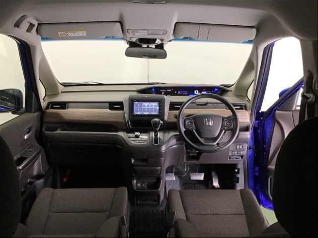 パーキングブレーキはフット式なので運転席と助手席の間はすっきり、移動も楽々です。さっと手が届く位置にATセレクトレバーやエアコンスイッチなどがあり操作性に優れています