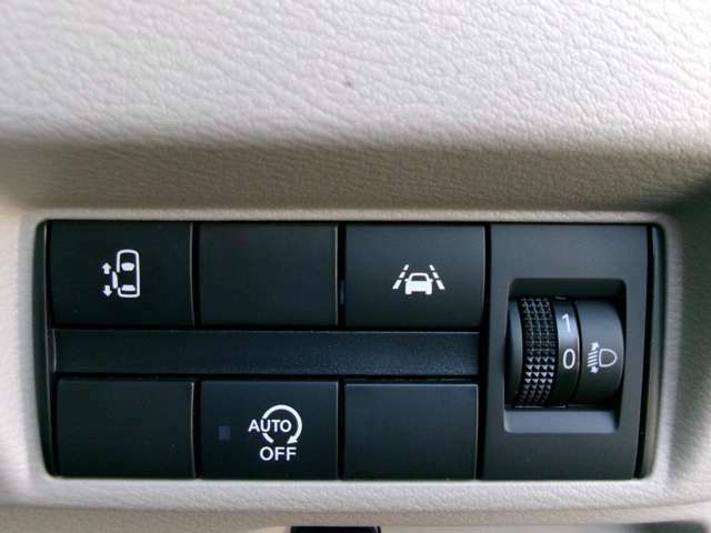 左側から、助手席側電動スライドドア・アイドリングストップ・車線逸脱警報装置・ヘッドライト調整ダイヤルのスイッチになります。
