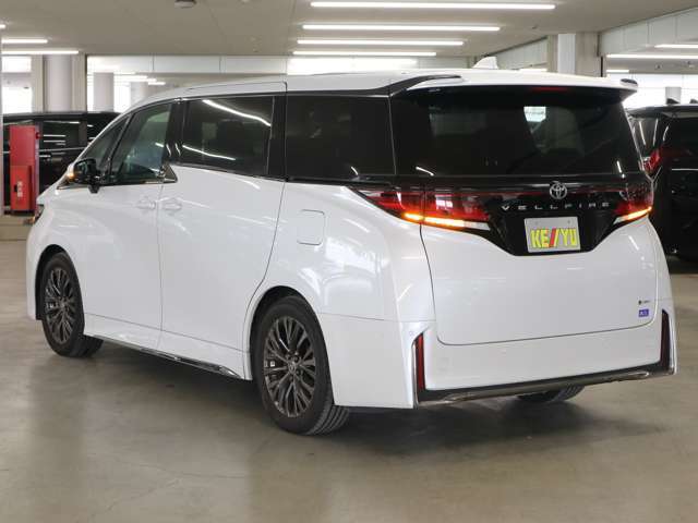 雨が降ってもゆったりと車選びができる全天候型立体展示場！エスカレーター完備！