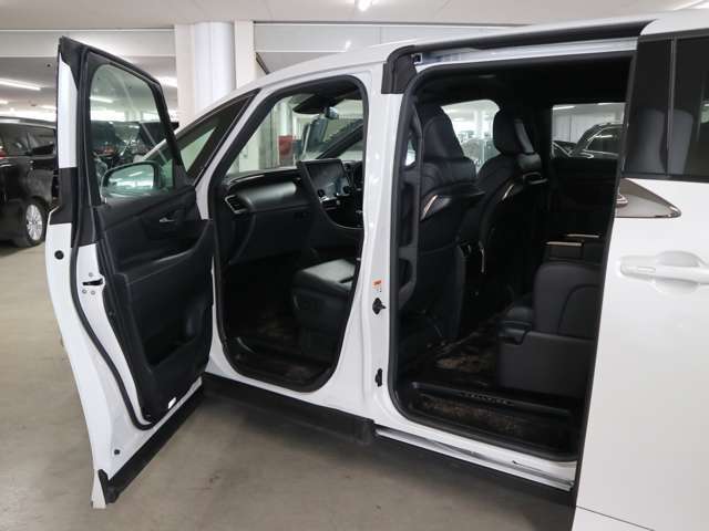 当社販売担当者、仕入担当者、リフトに持ち上げ車検検査員による下廻りチェックをクリアした高品質車を展示しております。