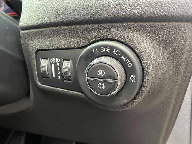輸入車ディーラー採用のドライブレコーダーも選べます。万が一の事故際のお守りとしていかがでしょうか？その他さまざまなオプションをご用意しております。