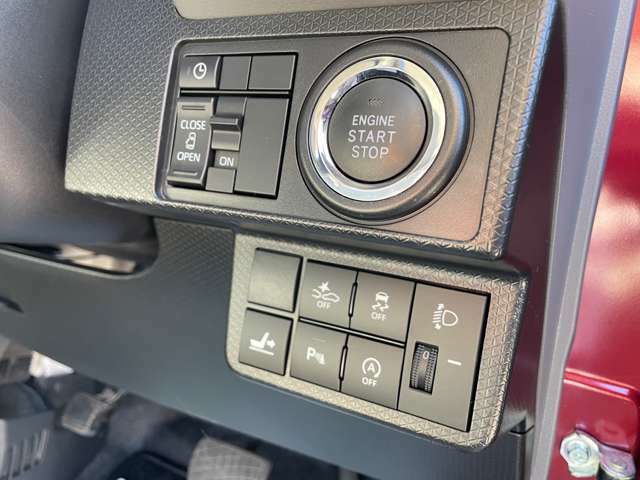 運転席には様々な便利なボタンが付いております！