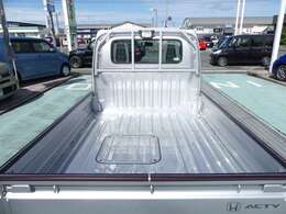 ガードパイプ付きの鳥居、荷台ランプが装備されています