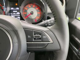 【クルーズコントロール】高速道路もラクラク走行。アクセルを離しても一定速度で走行ができ、長距離運転時の負担を軽減！加速・減速も簡単なスイッチ操作で調整できます。