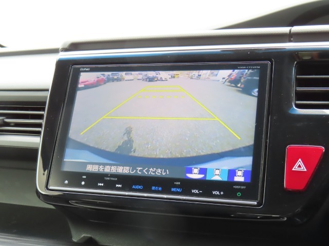 リアカメラが装備されているので、バックにギアを入れればカーナビの画面に映像が連動します。駐車が苦手な方でもガイドラインで安心駐車。