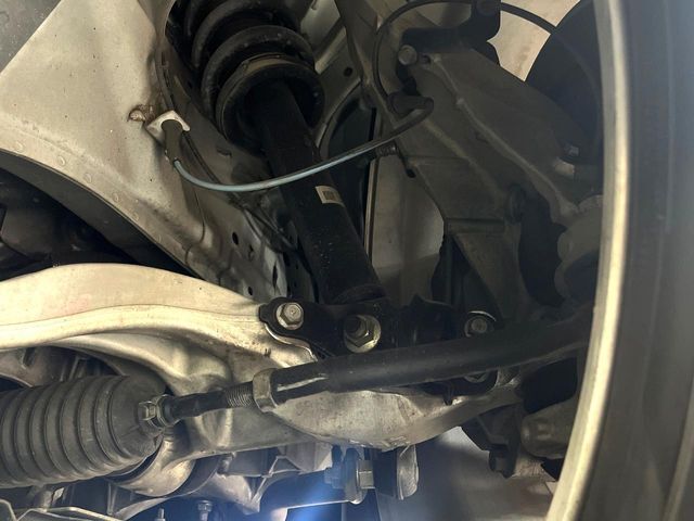 お車を安心してお乗りいただく為には、足回りの定期点検が欠かせません。サービスサポート（有償保証）では無料点検もご提供しており、安心のカーライフをお過ごしいただけるサポート体制が整っています。
