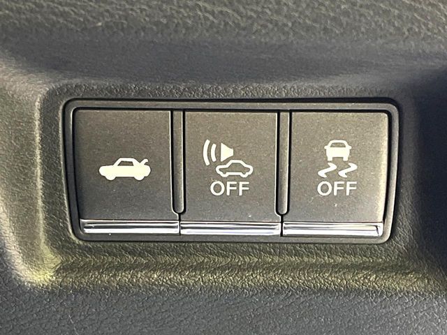 【エマージェンシーブレーキ】走行中に前方の車両等を認識し、衝突しそうな時は警報とブレーキで衝突回避と被害軽減をアシスト。より安全にドライブをお楽しみいただけます。
