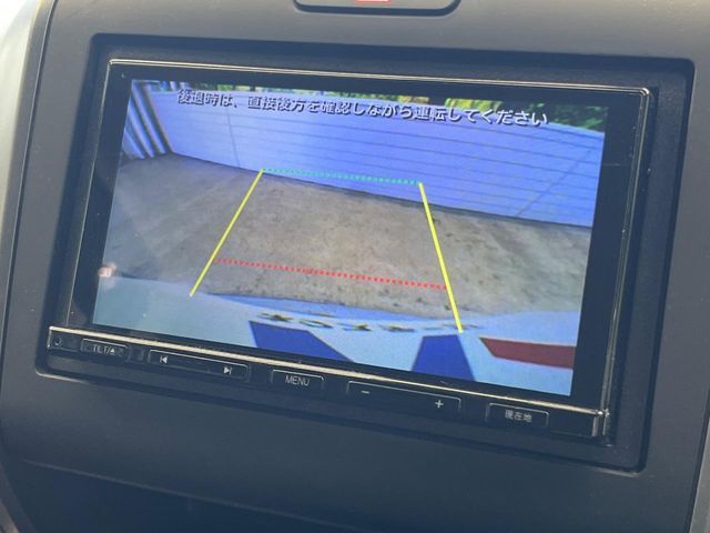 【バックカメラ】駐車時に後方がリアルタイム映像で確認できます。大型商業施設や立体駐車場での駐車時や、夜間のバック時に大活躍！運転スキルに関わらず、今や必須となった装備のひとつです！