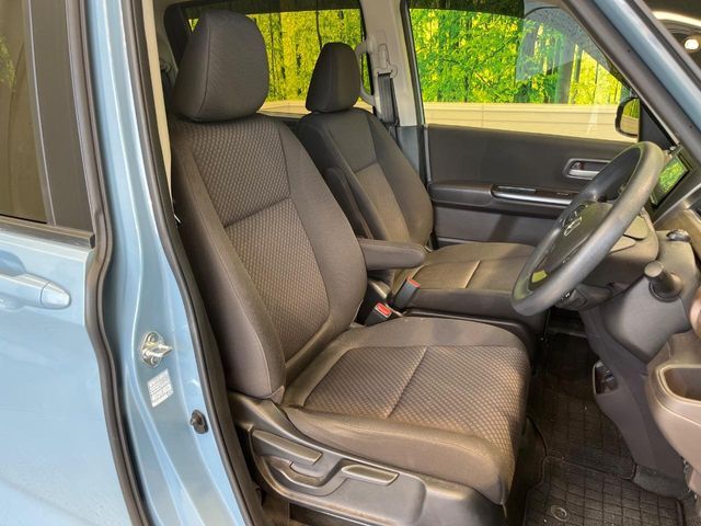 運転席シート廻りは使用感も少なく、良好な状態となっています。丁寧に使われていたことがよくわかりますね。