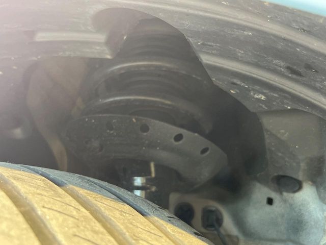 お車を安心してお乗りいただく為には、足回りの定期点検が欠かせません。サービスサポート（有償保証）では無料点検もご提供しており、安心のカーライフをお過ごしいただけるサポート体制が整っています。