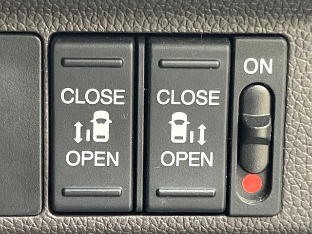 【両側パワースライドドア】スマートキーや運転席のスイッチで後席両側スライドドアの開閉が可能♪電動だから力を入れてドアを開ける必要が無く、小さなお子様でも簡単に開け閉めでき快適です♪