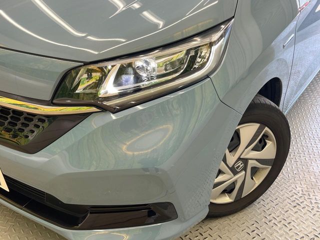 【LEDヘッドライト】悪天候や夜間走行時も良好な視界を確保し安心して運転できる高輝度LEDヘッドライトを装備！点灯速度が早く、消費電力も抑えられています。