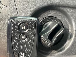 【キーフリーシステム】カバンやポケットに入れたままでもドアの施錠・解錠が可能なスマートキーを装備。エンジンのオン・オフ時もカギを取り出す必要が無いからとっても便利です♪