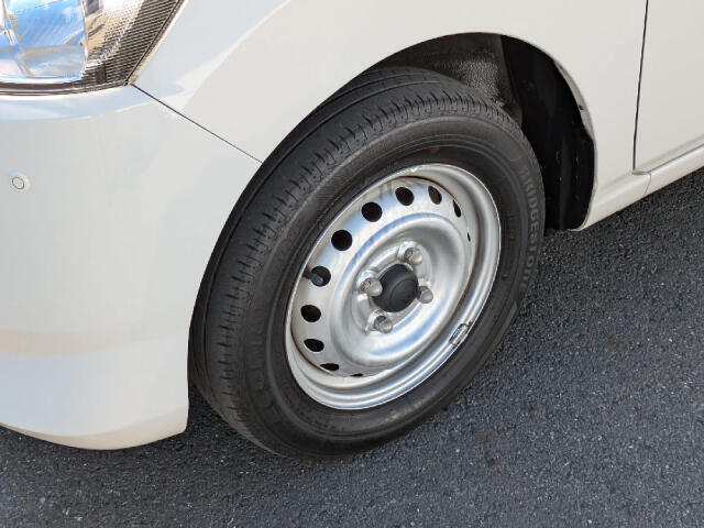 「当社のこだわり」入庫後のお車は選任スタッフによる細部清掃を実施しております。足回り、エンジンルーム、室内、室外を隅々まで綺麗にしております。展示車はキレイです。全国配送も可能ですのでご相談下さい！